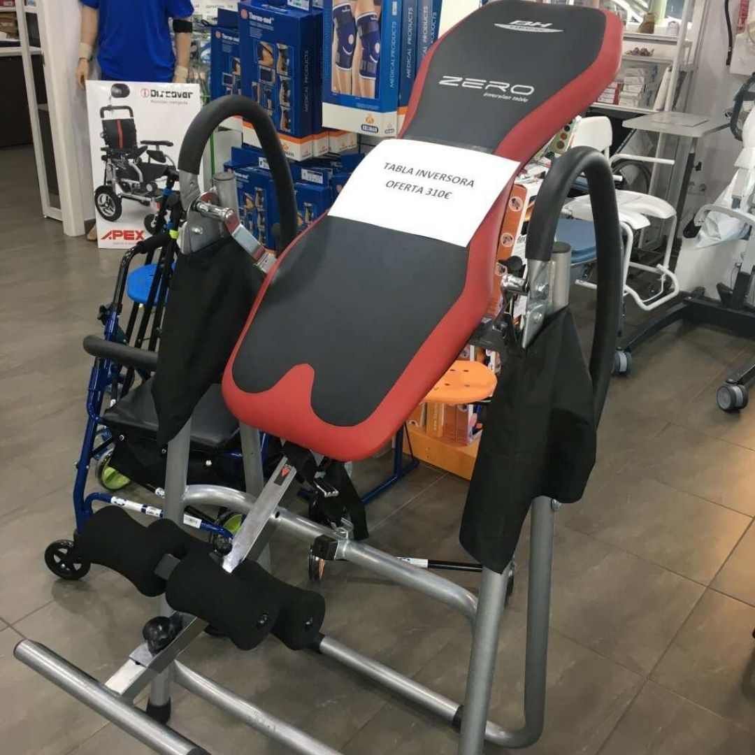Una mesa de inversión roja y negra en una tienda.