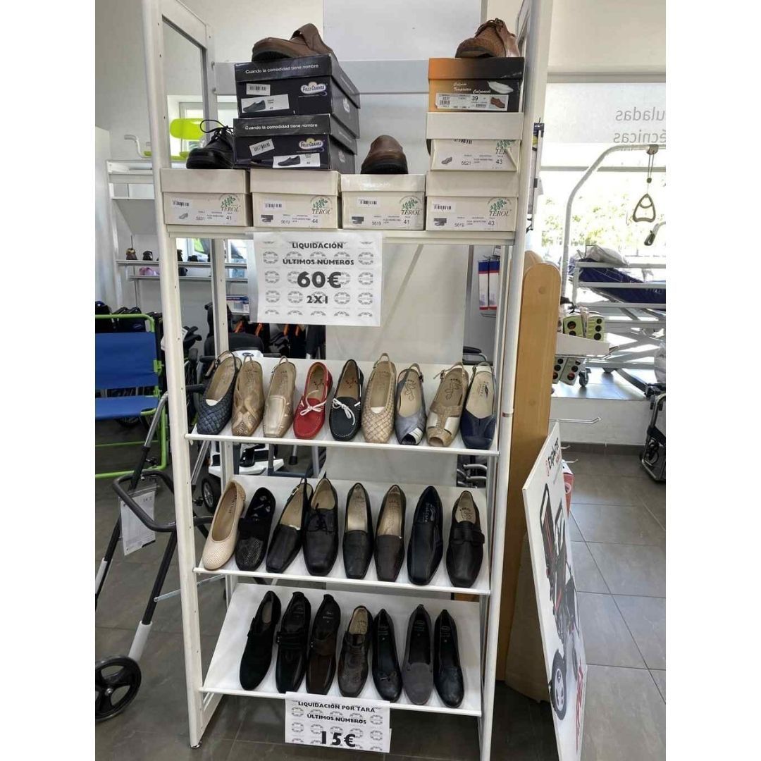Un estante lleno de zapatos y cajas en una tienda.