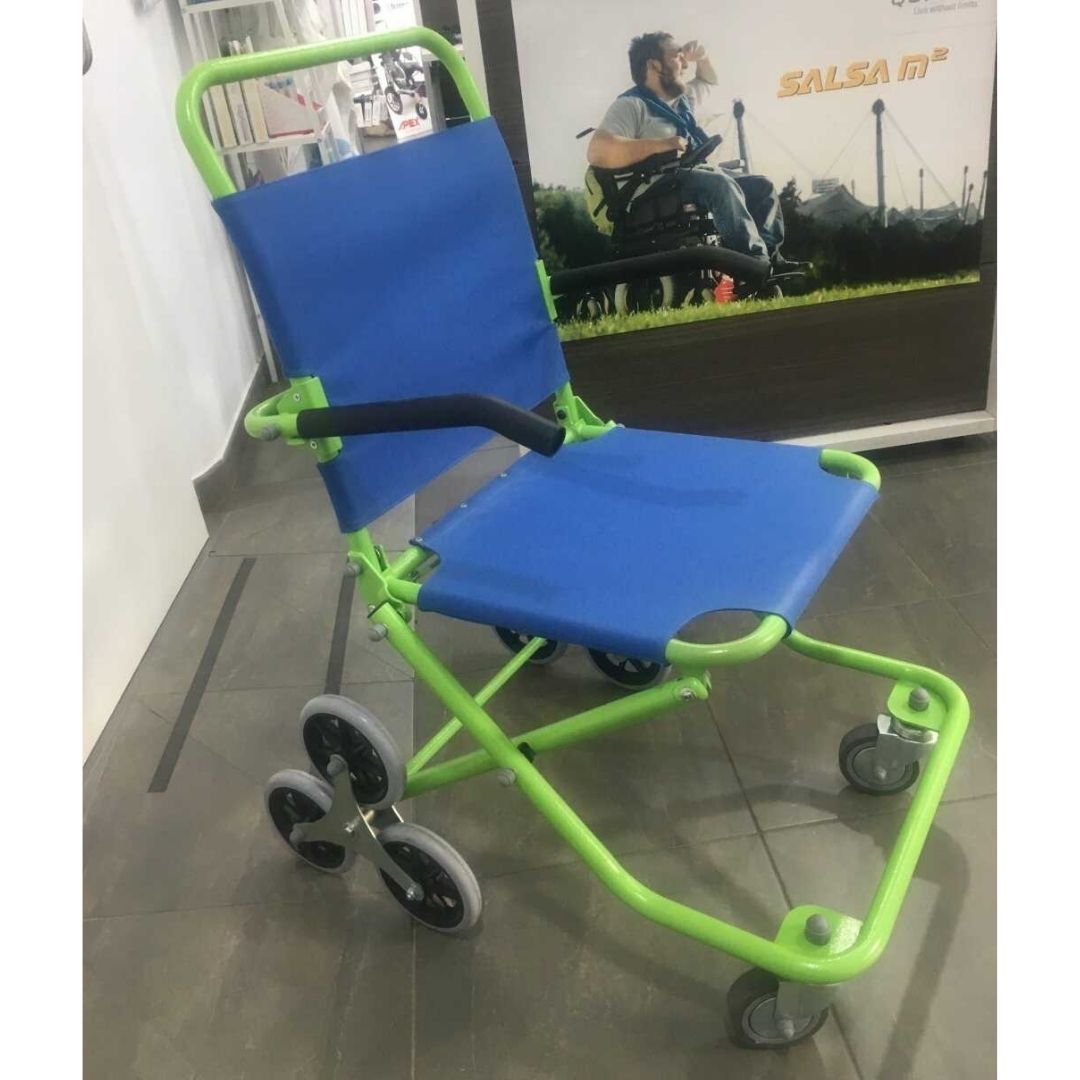 Una silla plegable azul y verde con ruedas.