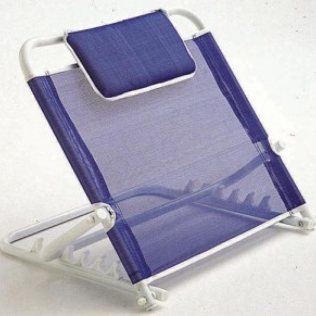 Una silla azul con una almohada azul encima