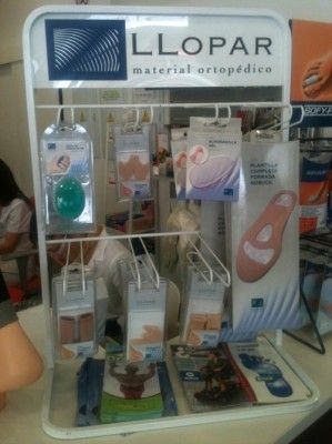Una exhibición de productos ortopédicos de material llopar sobre una mesa