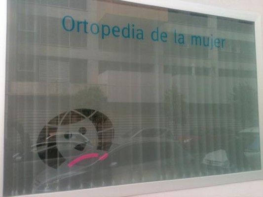 Una ventana con las palabras ortopedia de la mujer.