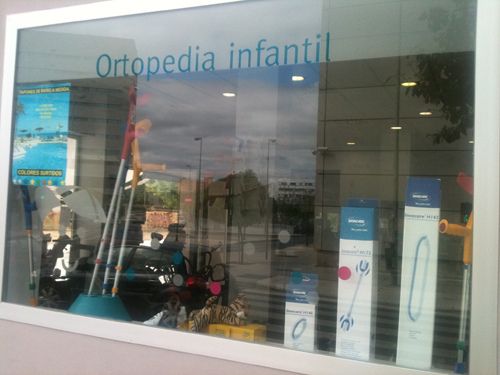 Un escaparate que dice ortopedia infantil