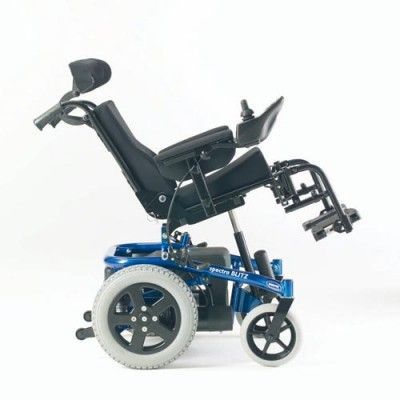 Una silla de ruedas eléctrica azul y negra está sentada sobre una superficie blanca.