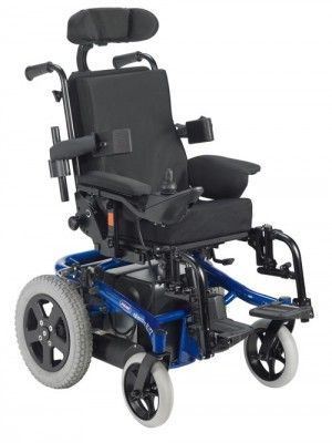 Una silla de ruedas eléctrica azul y negra sobre un fondo blanco.