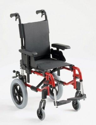 Una silla de ruedas roja y negra está sentada sobre una superficie blanca.