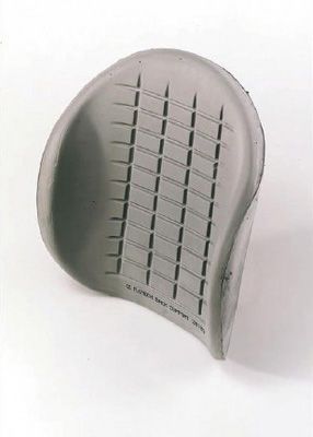 Un primer plano de un cojín gris sobre una superficie blanca.