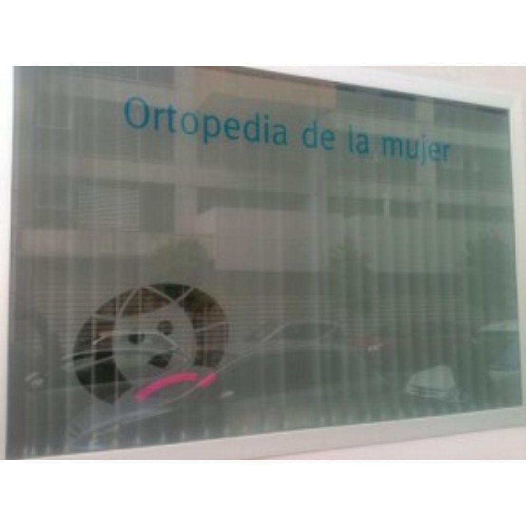 A sign that says ortopedia de la mujer on it