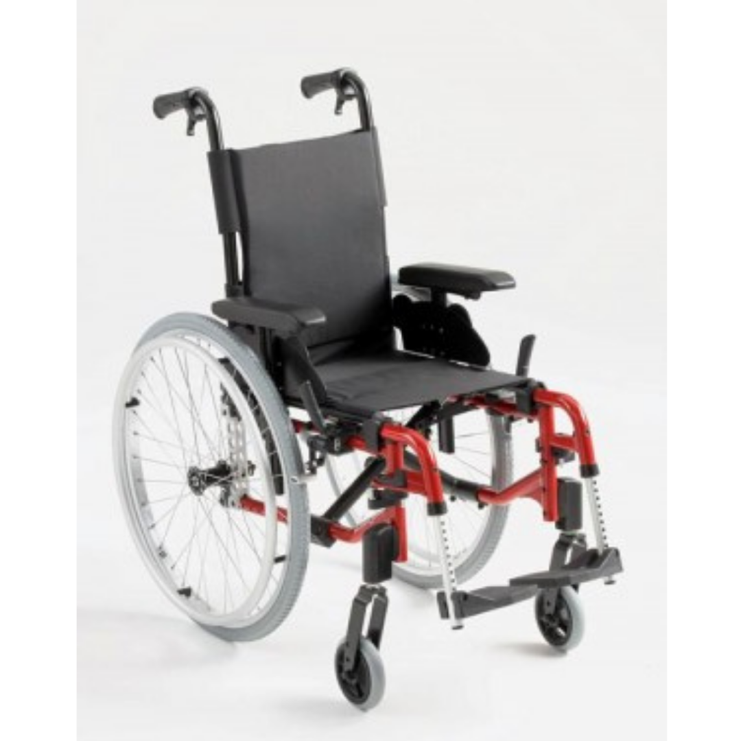Una silla de ruedas negra y roja sobre un fondo blanco