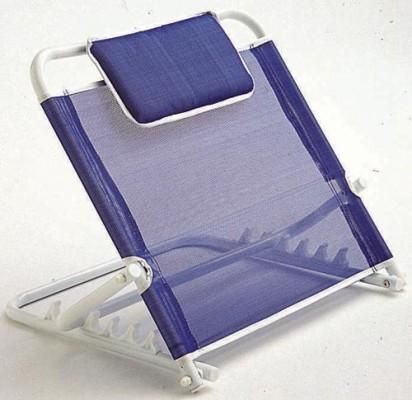 Una silla azul con una almohada azul encima