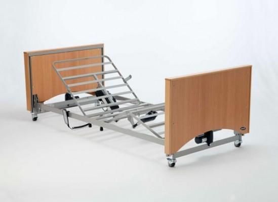 Una cama de hospital con cabecero de madera y ruedas sobre una superficie blanca.