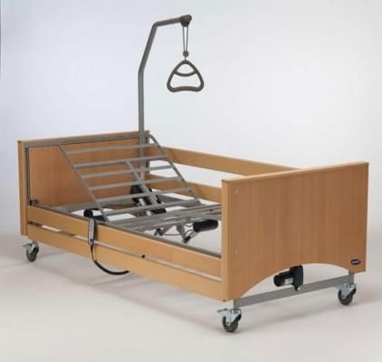 Una cama de hospital de madera con estructura de metal y ruedas.