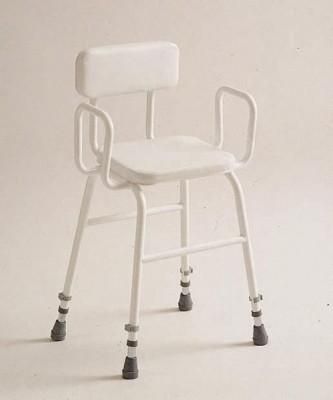 Una silla blanca con asiento acolchado y apoyabrazos está sentada sobre una superficie blanca.