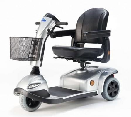 Un scooter de movilidad plateado con una cesta en la parte delantera sobre un fondo blanco.
