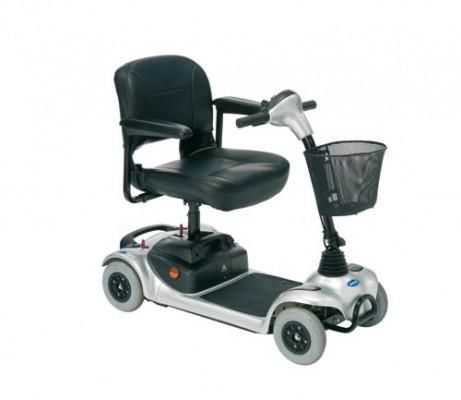 Un scooter de movilidad con una cesta adjunta.