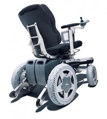 Una silla de ruedas eléctrica con asiento negro y ruedas blancas.