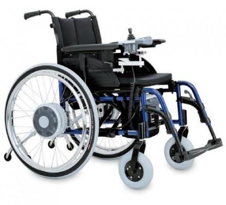 Una silla de ruedas azul y negra con un motor conectado a ella.