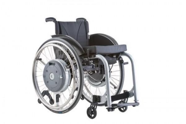 Una silla de ruedas con un motor conectado a ella