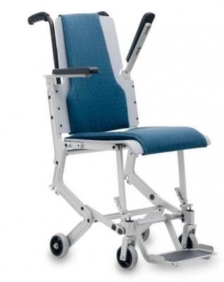 Una silla azul y blanca con ruedas sobre un fondo blanco.