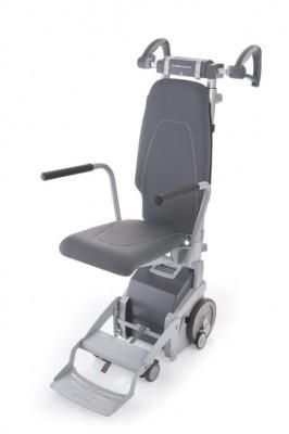 Una silla gris con ruedas y asa sobre un fondo blanco.