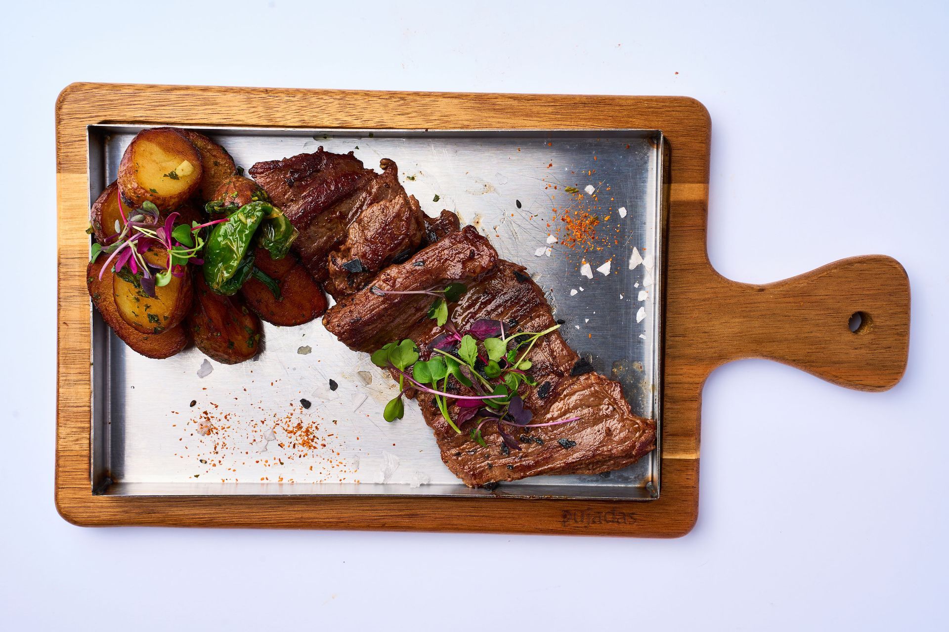 Un plato de comida con carne y verduras en una mesa.