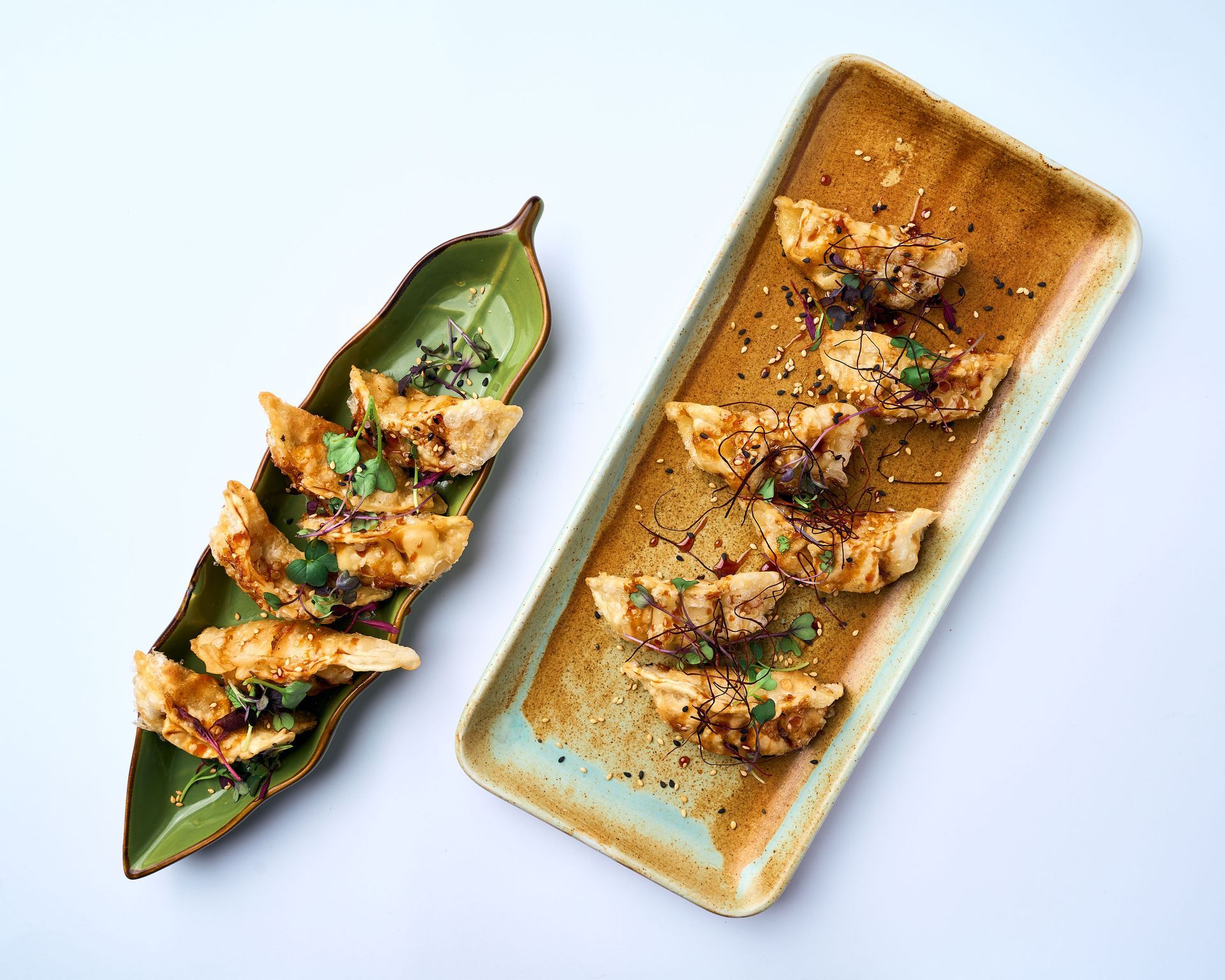 Un primer plano de un plato de comida sobre una mesa.
