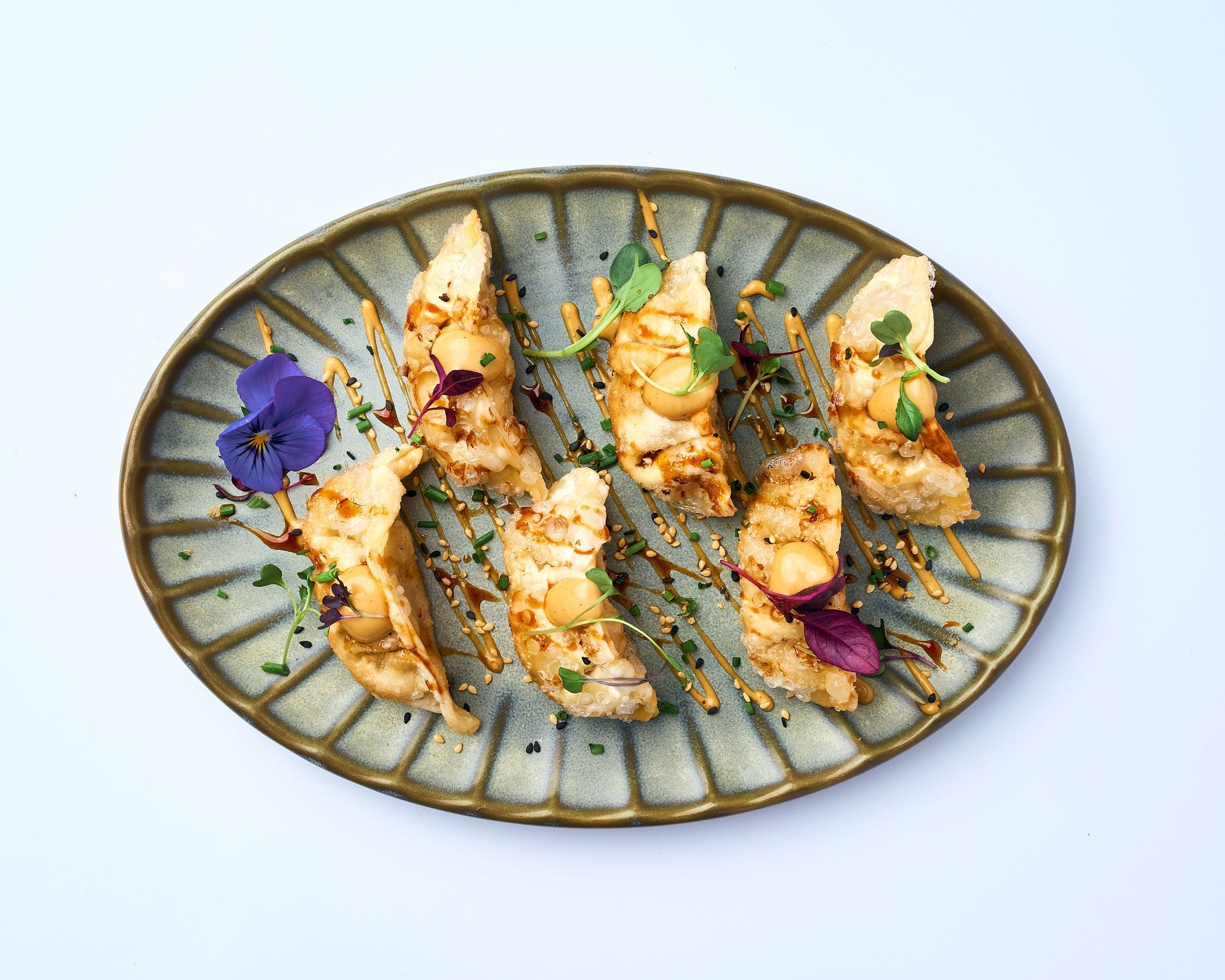 Una bandeja de madera llena de arroz y camarones sobre una mesa.