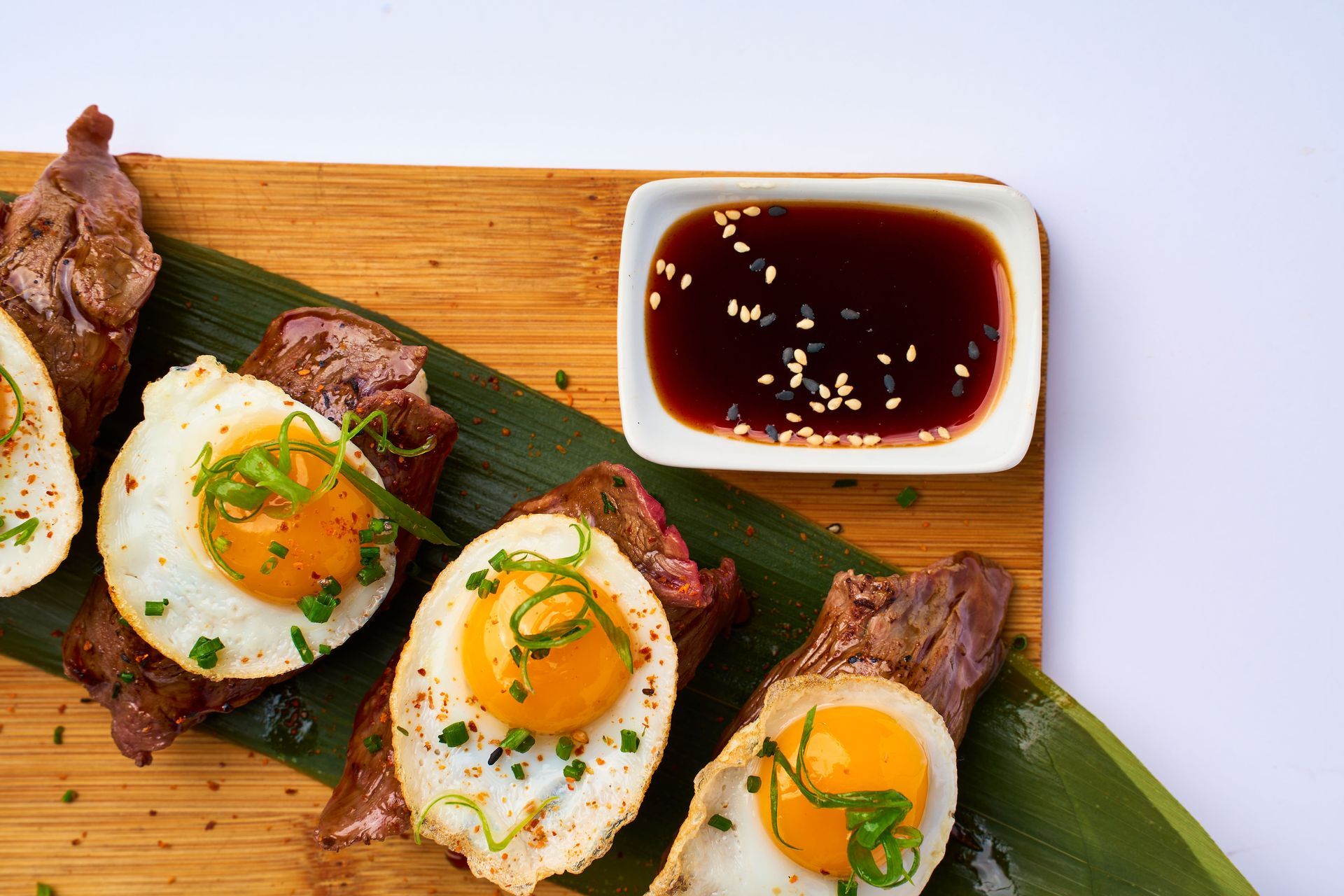 Un primer plano de un plato de comida sobre una mesa.