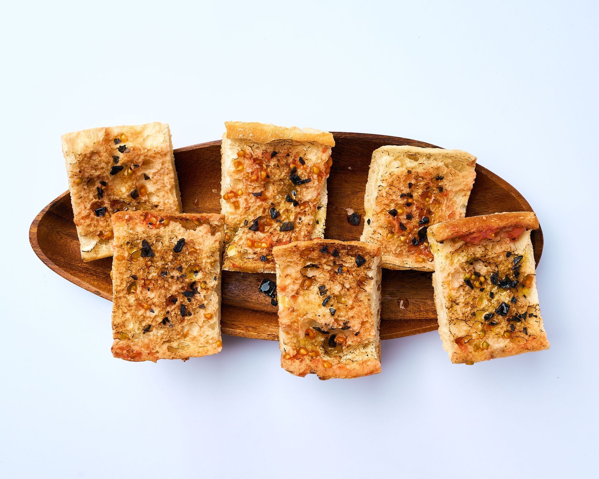 Un recipiente azul lleno de verduras sobre un fondo negro.