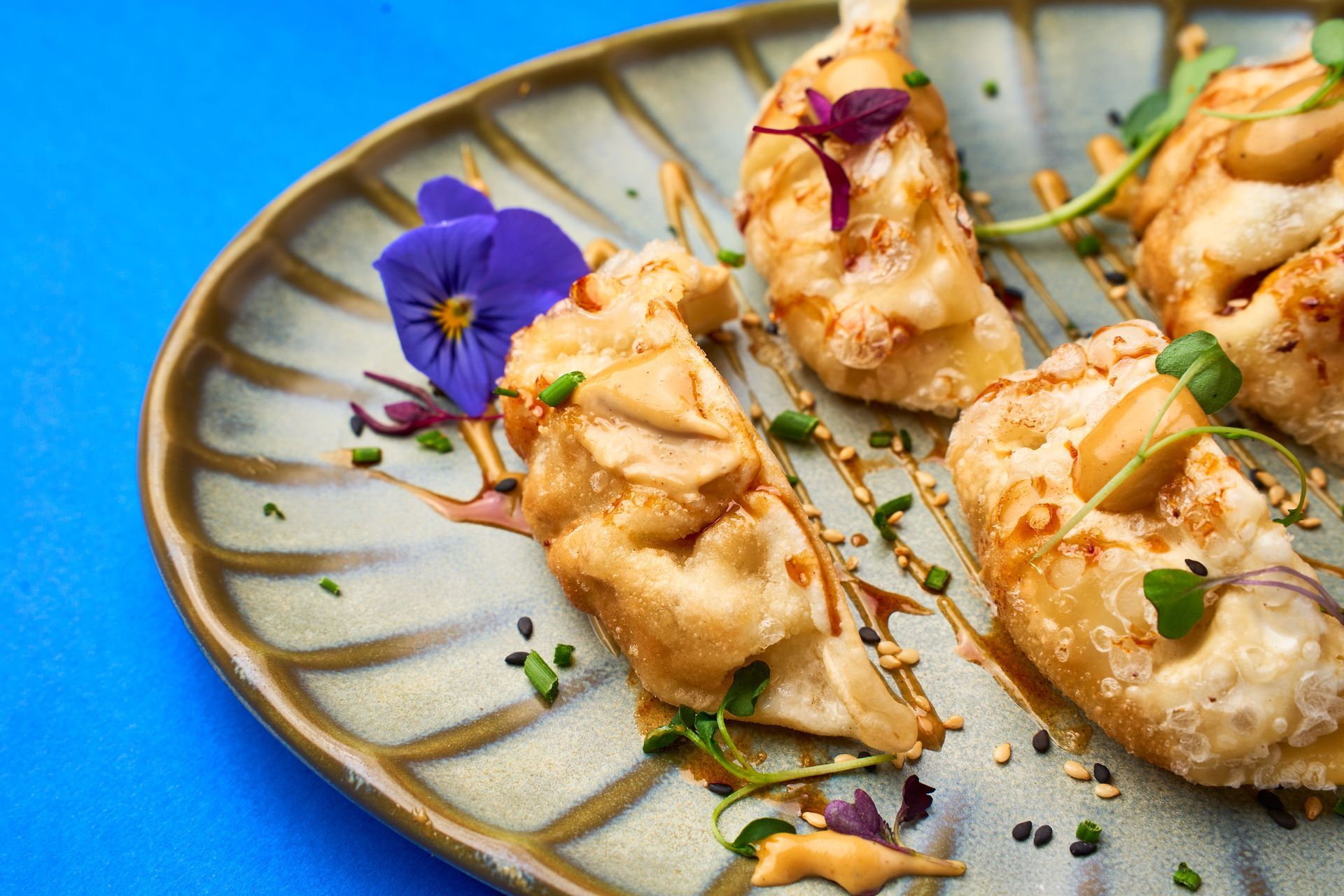Una bandeja de madera llena de arroz y camarones sobre una mesa.