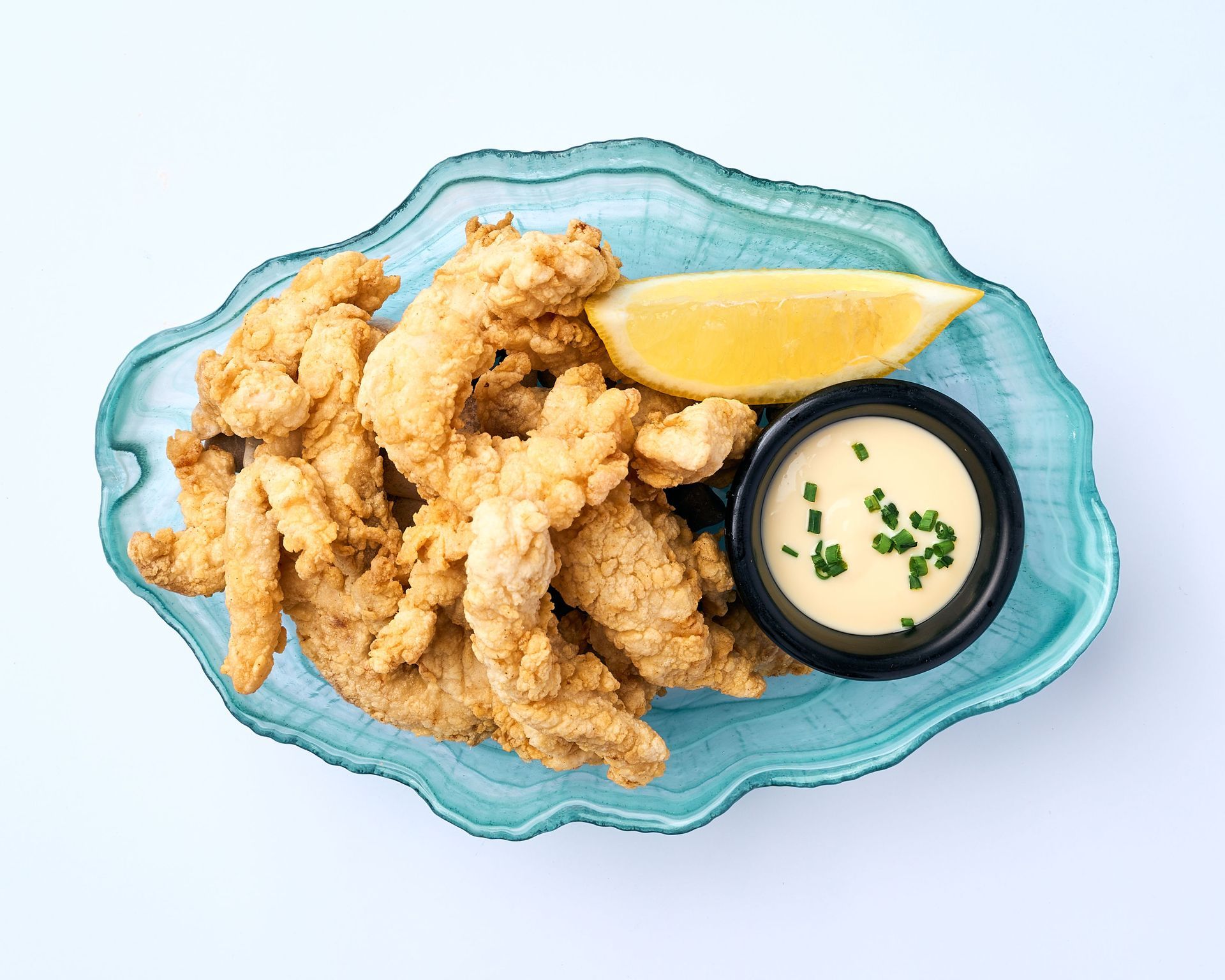 Un primer plano de un plato de comida sobre una mesa.