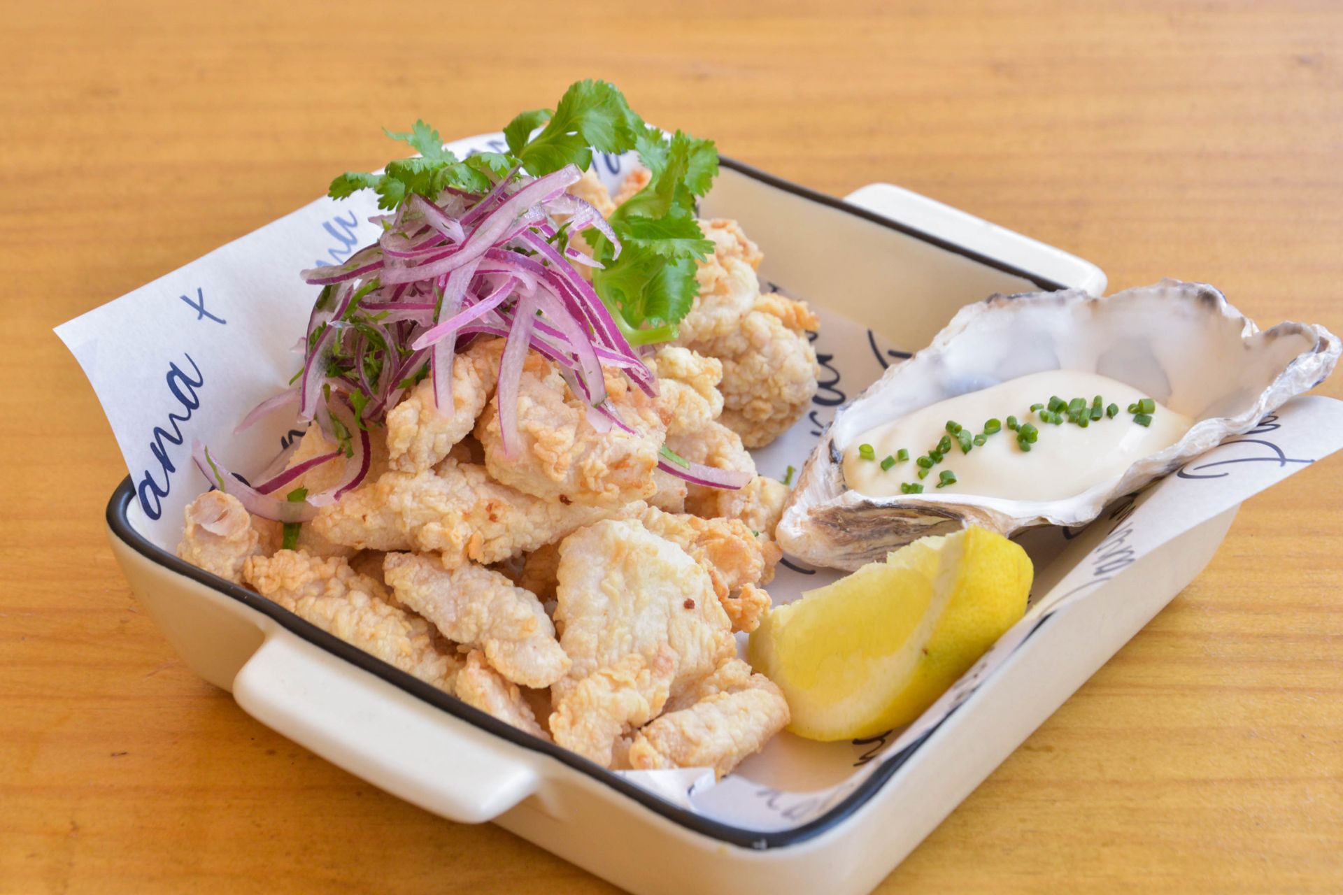 Un primer plano de un plato de comida sobre una mesa.