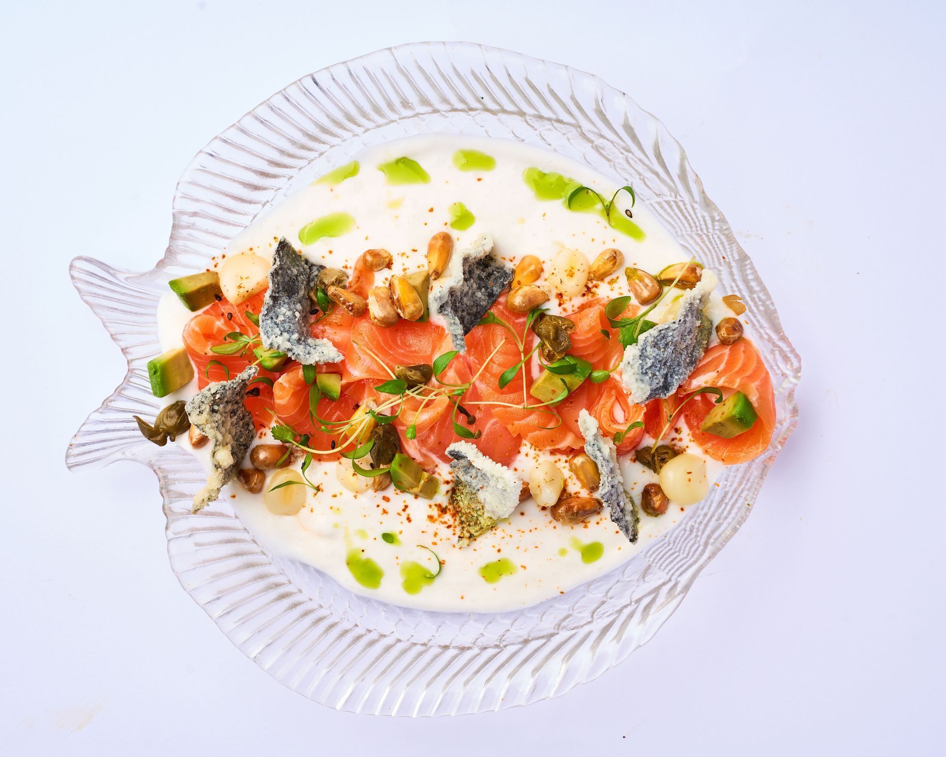 Una bandeja de madera llena de arroz y camarones sobre una mesa.