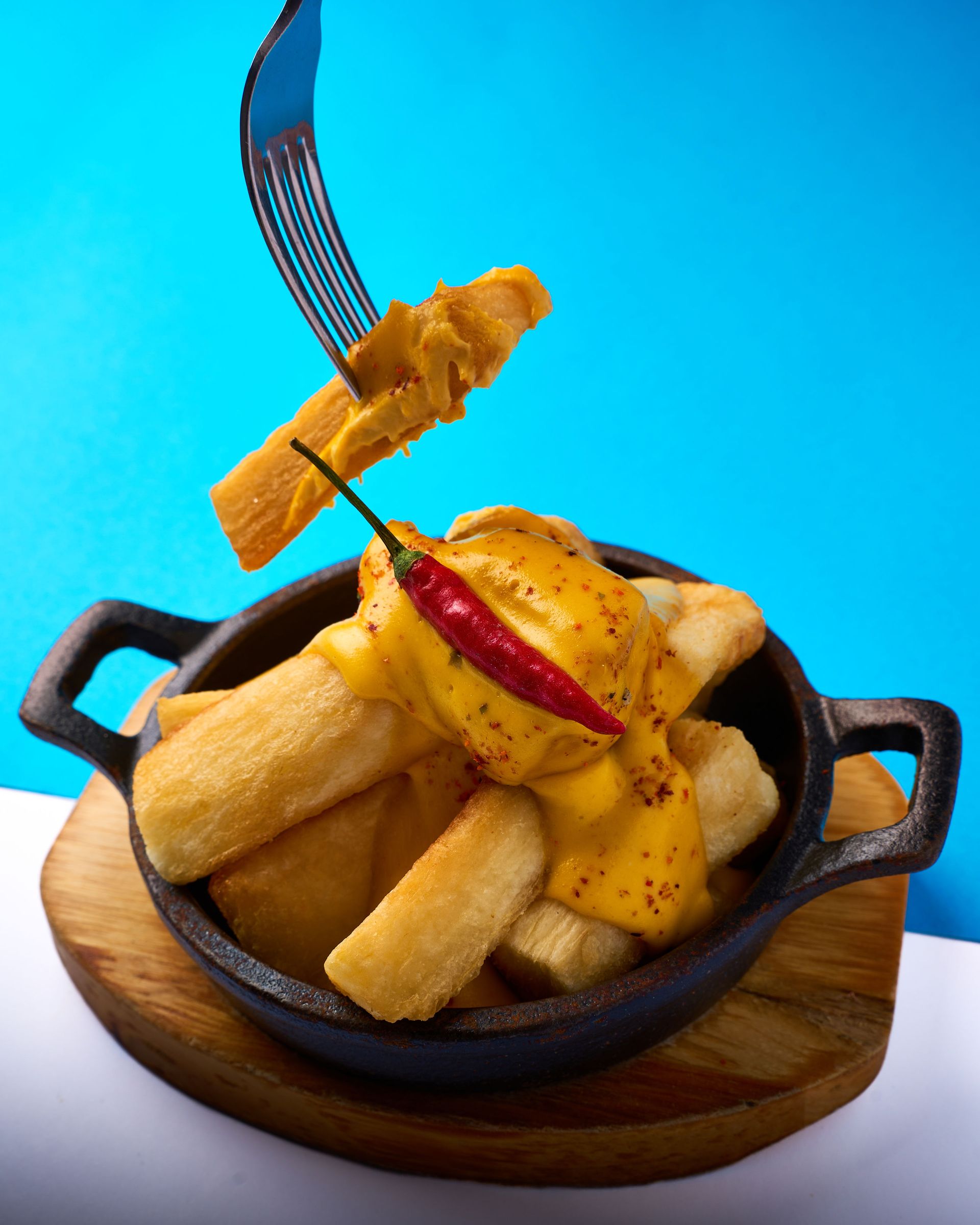 Un primer plano de un plato de comida sobre una mesa.