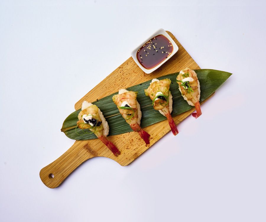 Un primer plano de un plato de comida sobre una mesa.
