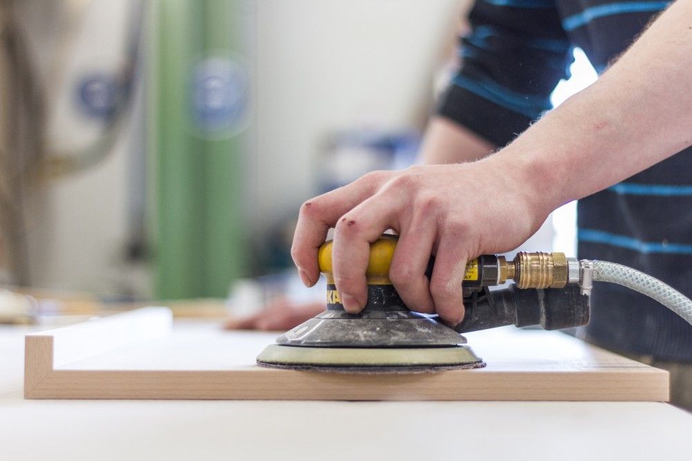 Holz wird geschmirgelt