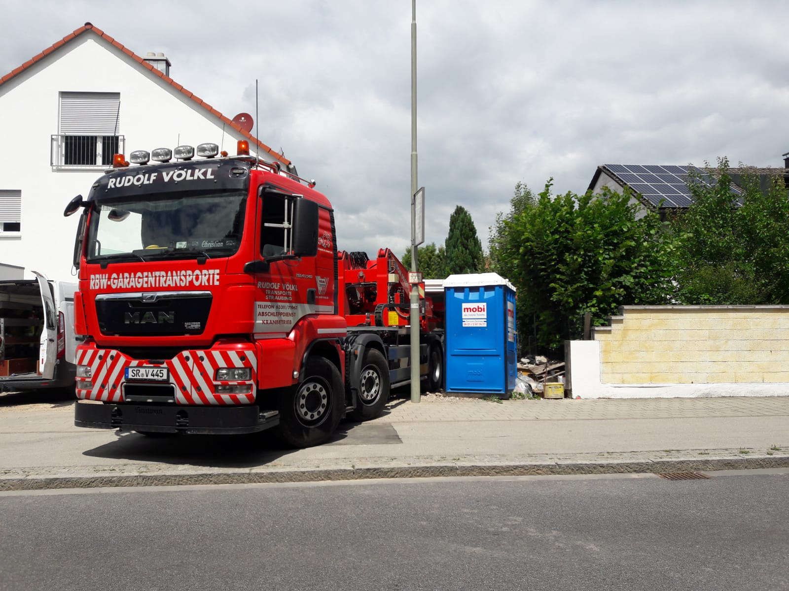 Kran hebt einen Container an
