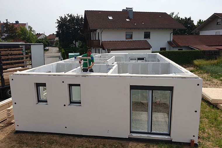 Ein Fertighaus wird von Kran Völkl aufgebaut