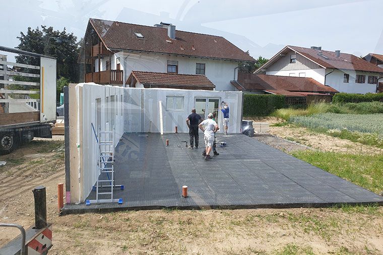 Ein Fertighaus wird von Kran Völkl aufgebaut