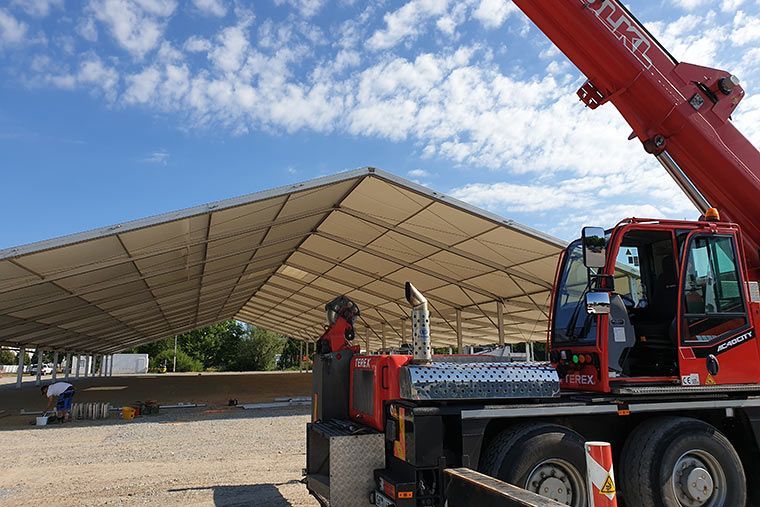 Ein Gebäude für ein Volksfest wird von Kran Völkl aufgebaut