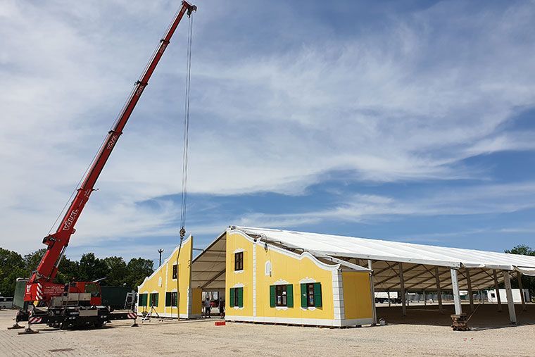 Ein Gebäude für ein Volksfest wird von Kran Völkl aufgebaut
