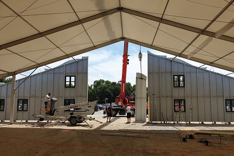 Ein Gebäude für ein Volksfest wird von Kran Völkl aufgebaut