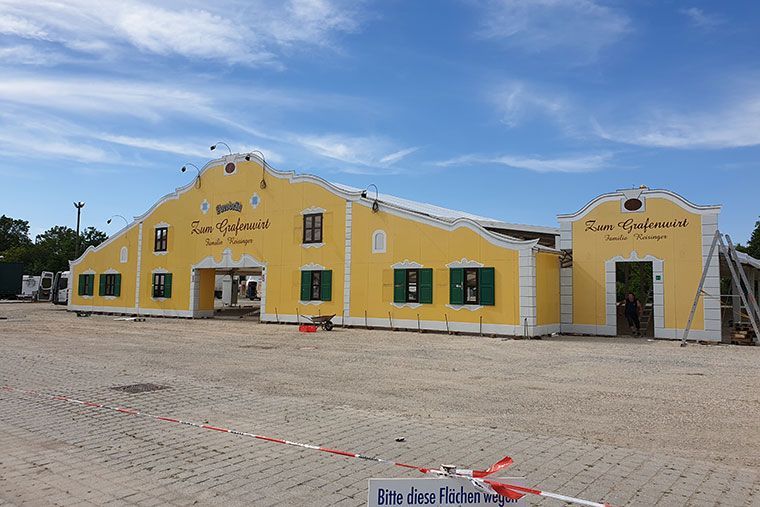 Ein Gebäude für ein Volksfest wird von Kran Völkl aufgebaut