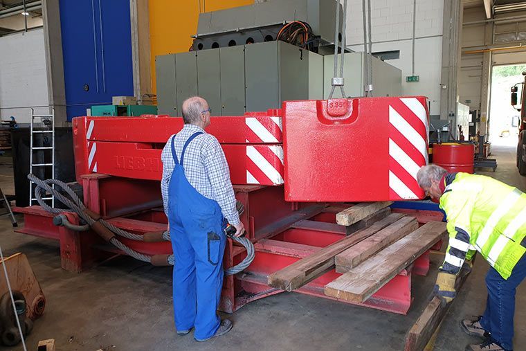 Eine Kranprüfung wird bei Kran Völkl in einer Lagerhalle durchgeführt