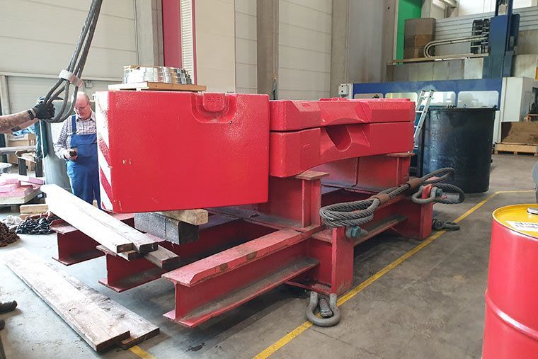 Eine Kranprüfung wird bei Kran Völkl in einer Lagerhalle durchgeführt