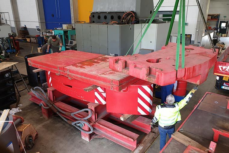 Eine Kranprüfung wird bei Kran Völkl in einer Lagerhalle durchgeführt