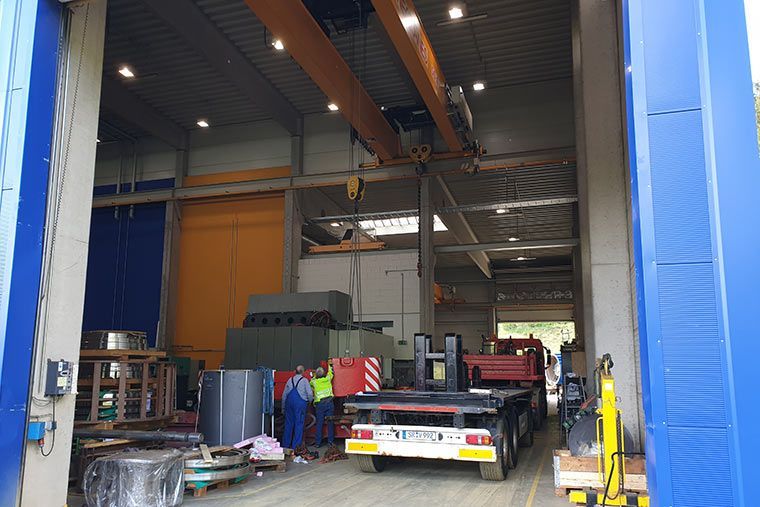 Eine Kranprüfung wird bei Kran Völkl in einer Lagerhalle durchgeführt