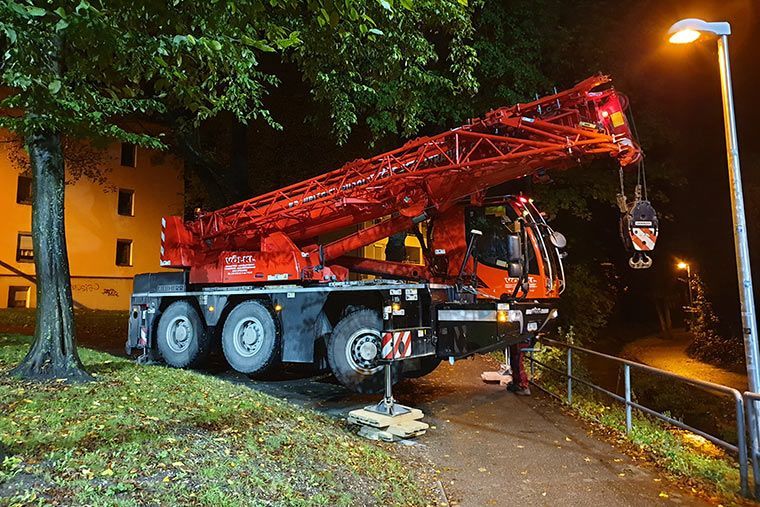 Lärmschutz wird von Kran Völkl an einer Brücke angebracht
