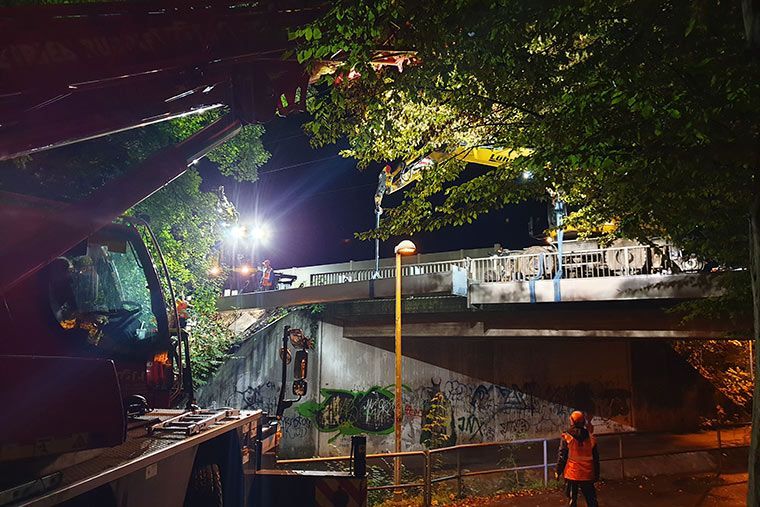 Lärmschutz wird von Kran Völkl an einer Brücke angebracht