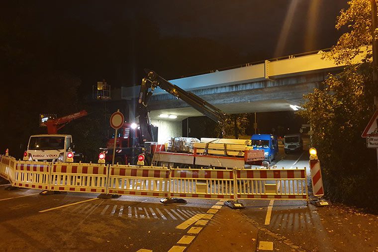 Lärmschutz wird von Kran Völkl an einer Brücke angebracht